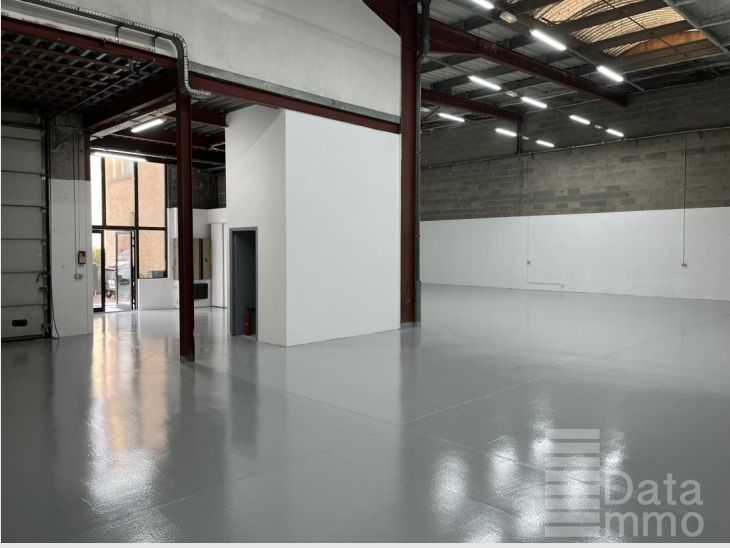 Location entrepôts 1653 m² non divisibles