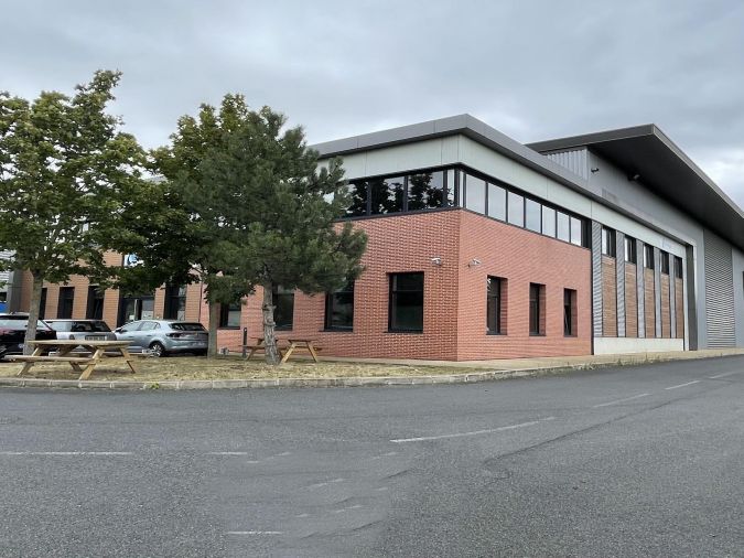 Location entrepôts 680 m² non divisibles