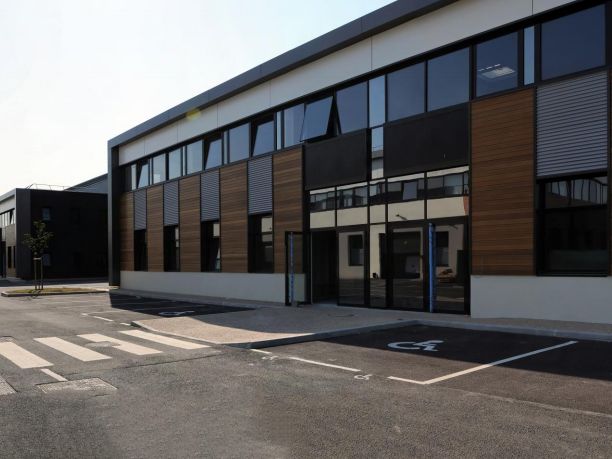 Location entrepôts 680 m² non divisibles