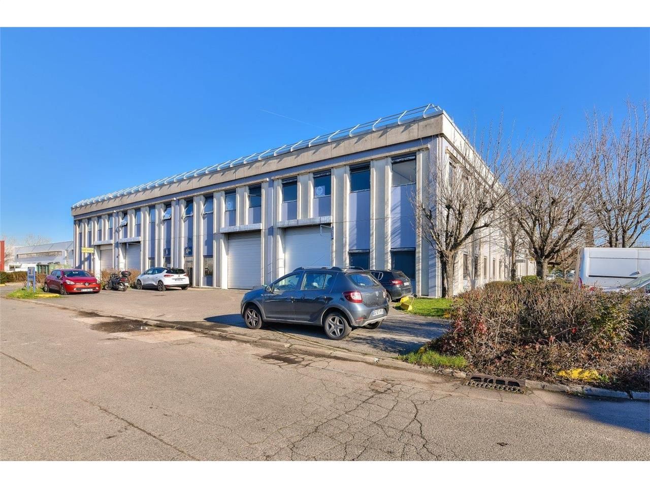 Location entrepôts 3246 m² non divisibles