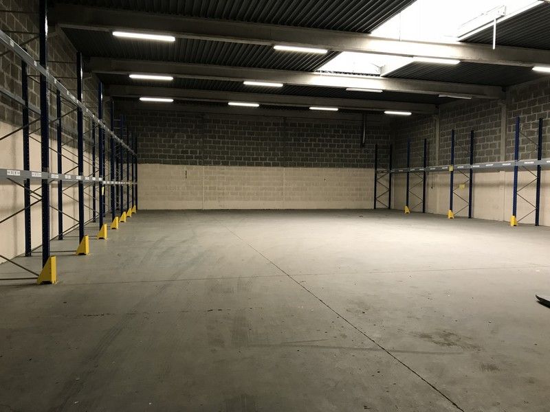 Location entrepôts 1160 m² non divisibles