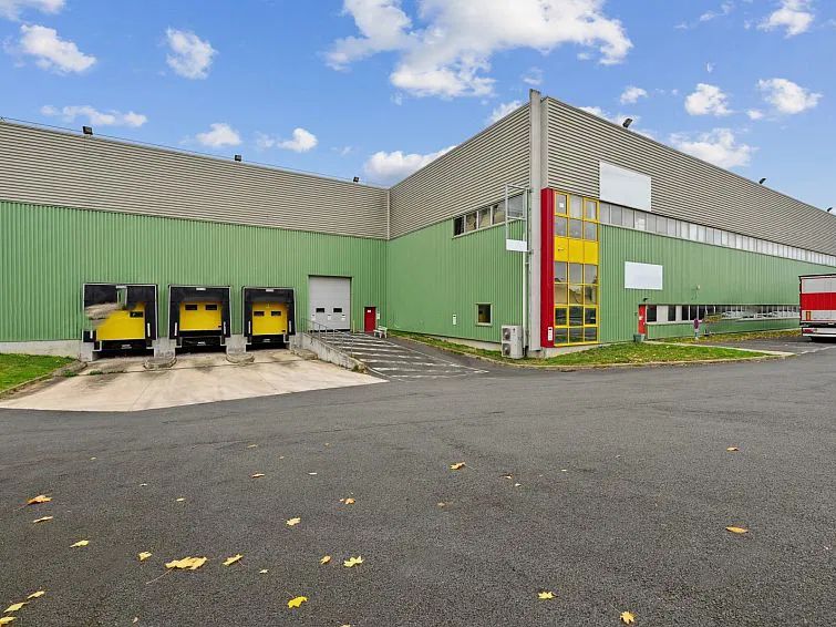 Location entrepôts 2500 m² non divisibles