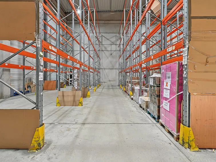 Location entrepôts 2500 m² non divisibles