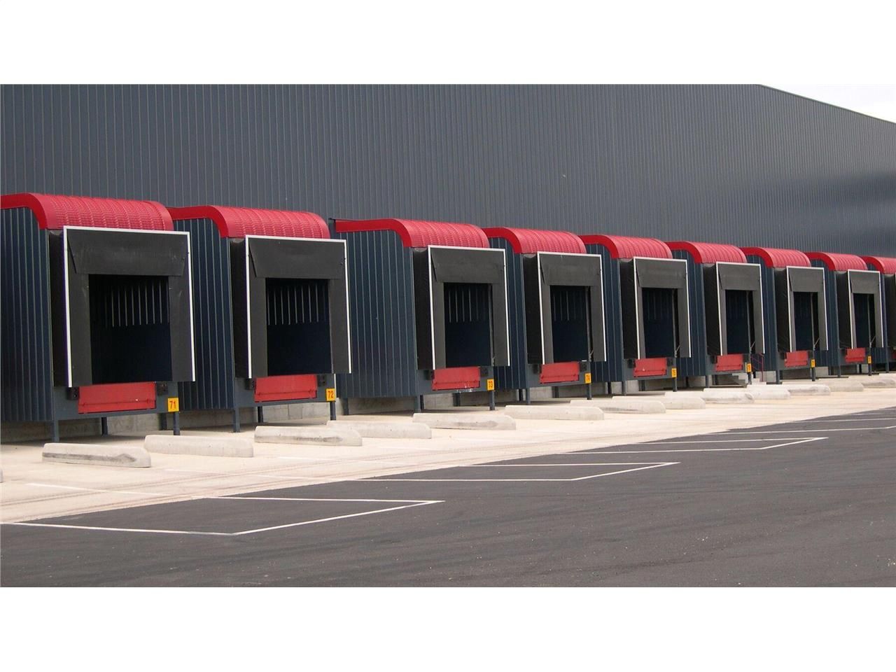 Location entrepôts 19490 m² non divisibles