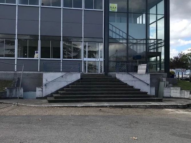 Location entrepôts 6300 m² non divisibles