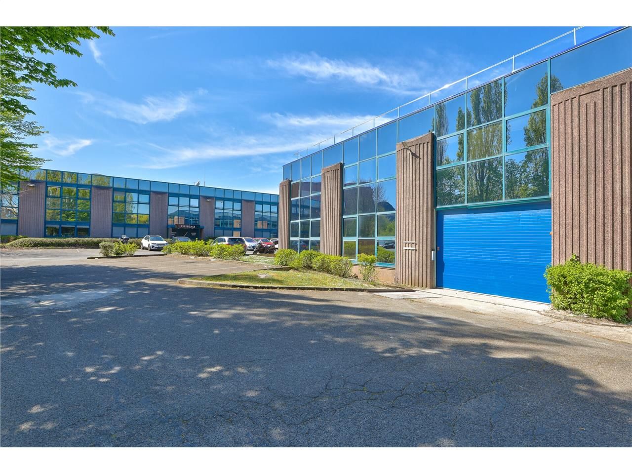 Location entrepôts 1229 m² non divisibles