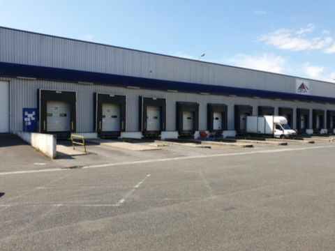Location entrepôts 8827 m² non divisibles