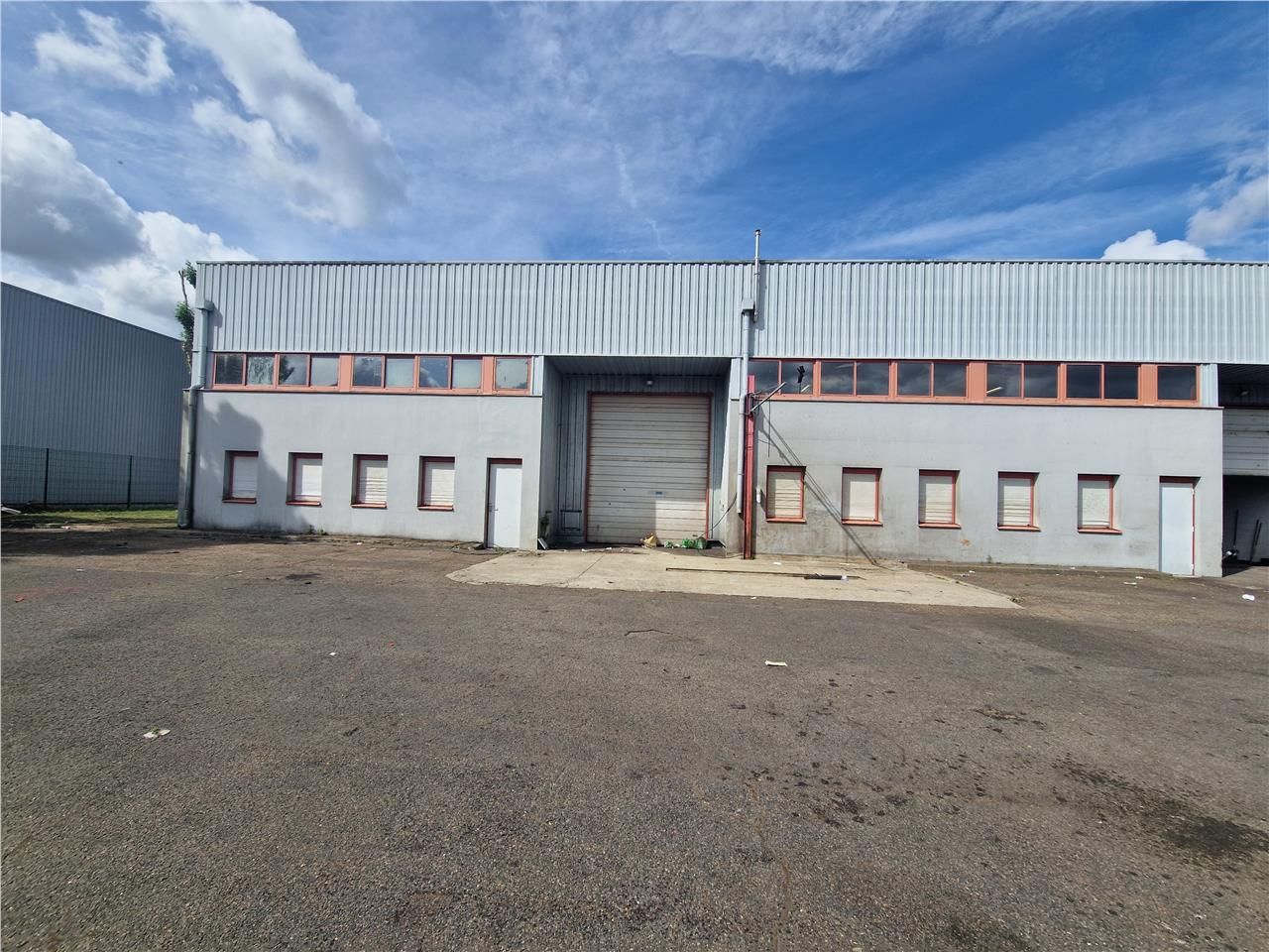 Location entrepôts 2060 m² non divisibles