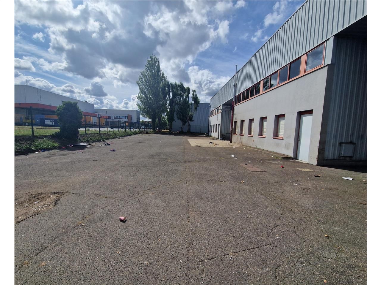Location entrepôts 2060 m² non divisibles