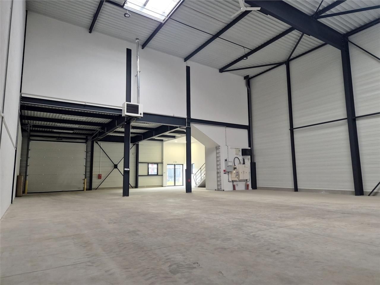 Location entrepôts 390 m² non divisibles