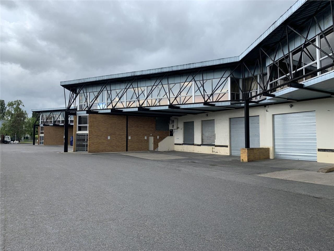 Location entrepôts 1410 m² non divisibles