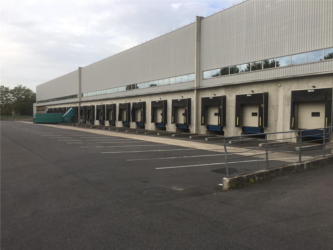 Location entrepôts 17499 m² non divisibles