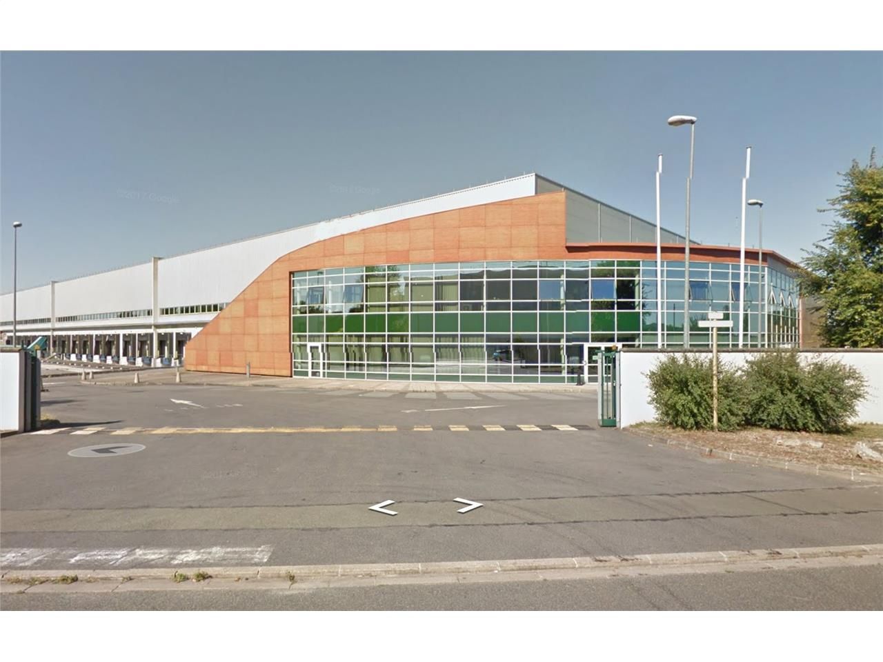 Location entrepôts 17499 m² non divisibles