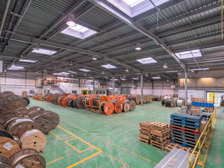 Location entrepôts 2596 m² non divisibles