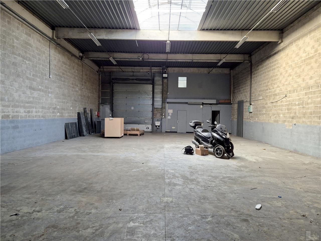 Location entrepôts 392 m² non divisibles