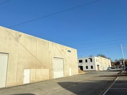 Location entrepôts 900 m² non divisibles