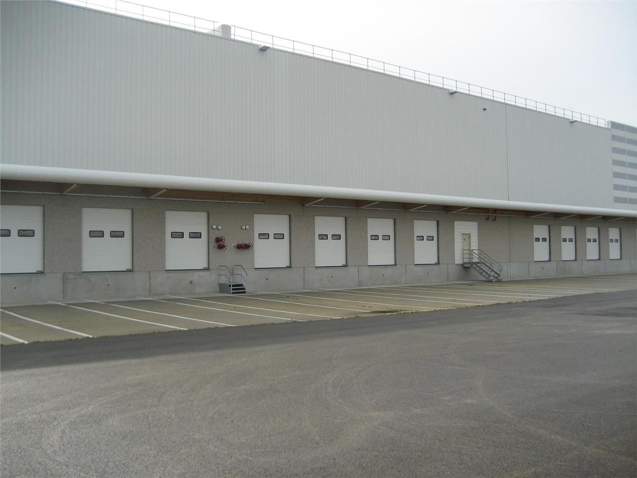 Location entrepôts 14776 m² non divisibles