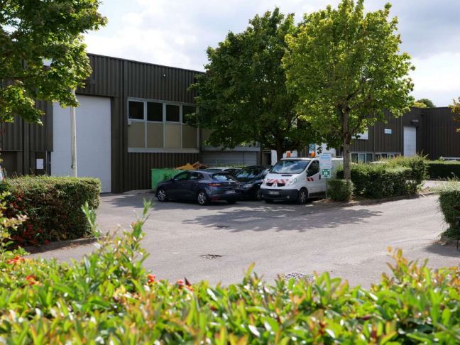 Location entrepôts 752 m² non divisibles