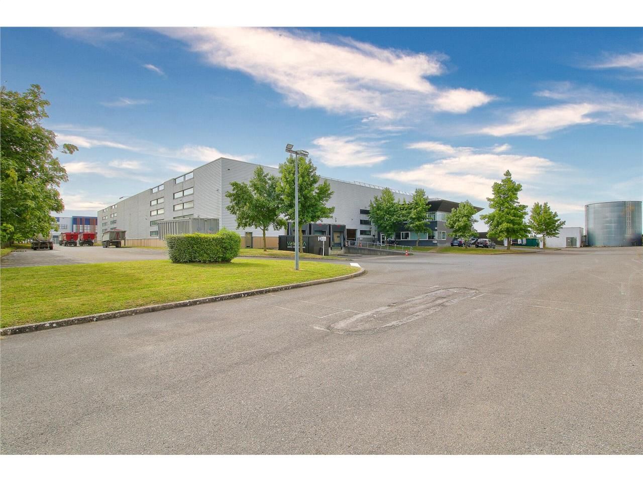 Location entrepôts 6734 m² non divisibles