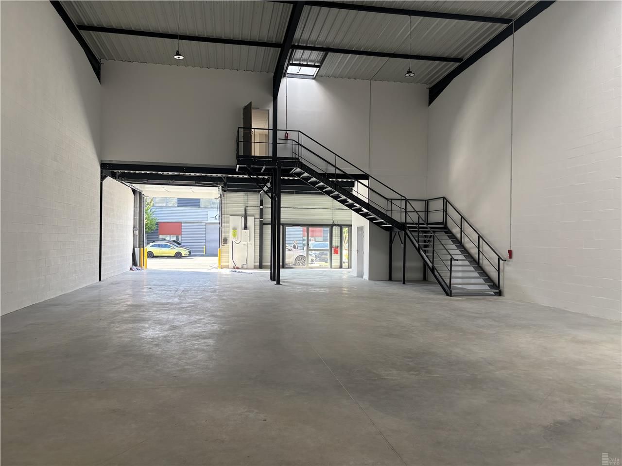 Location entrepôts 3176 m² non divisibles