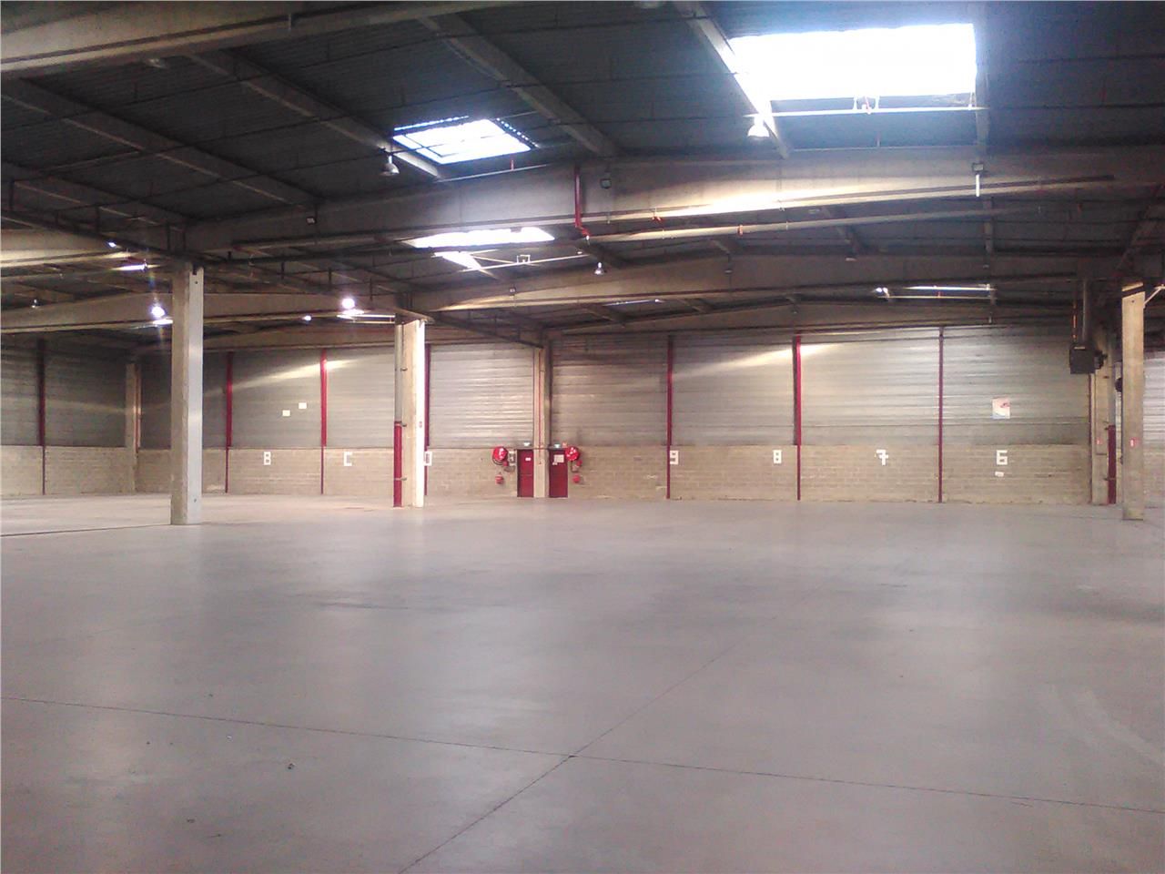 Location entrepôts 1571 m² non divisibles