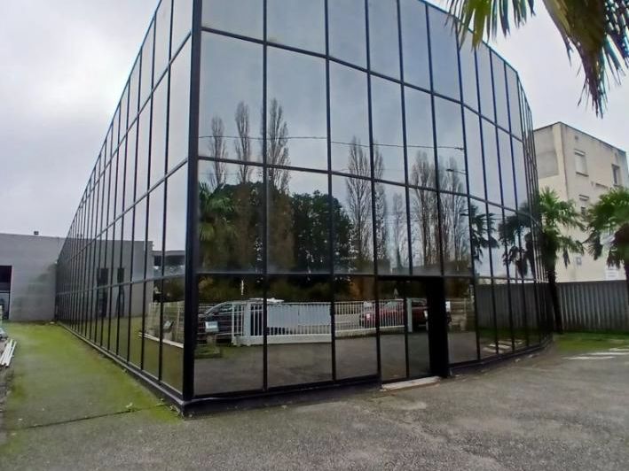 Location entrepôts 640 m² non divisibles