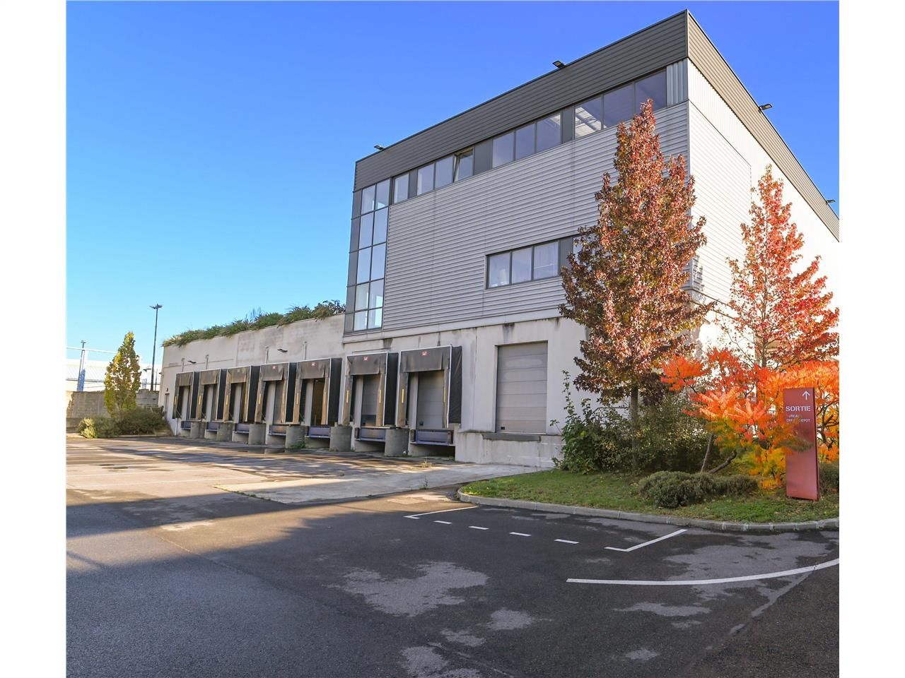 Location entrepôts 3687 m² non divisibles