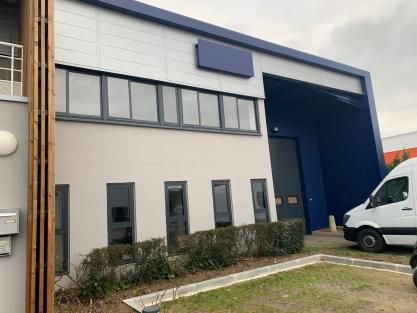 Location entrepôts 798 m² non divisibles