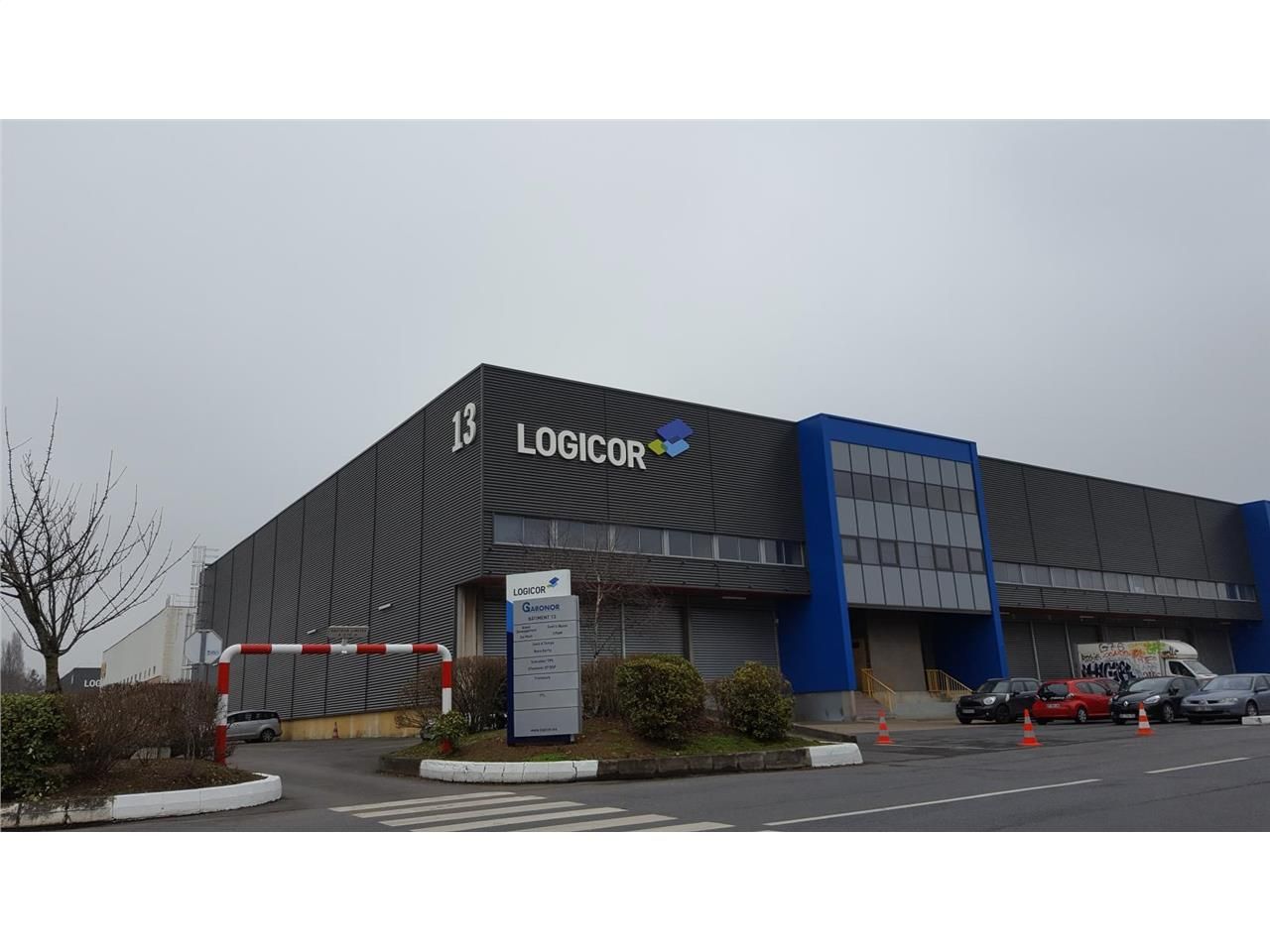 Location entrepôts 3482 m² non divisibles