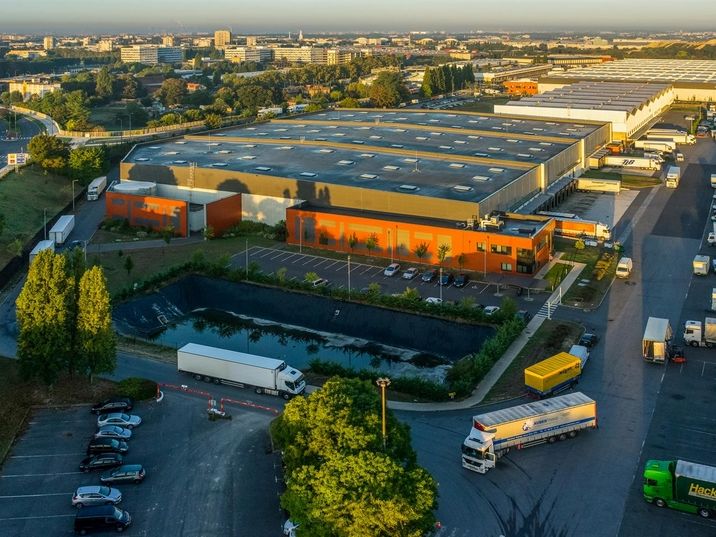 Location entrepôts 3482 m² non divisibles