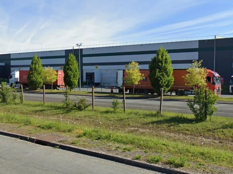 Location entrepôts 19073 m² non divisibles