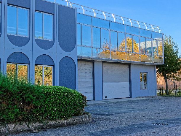 Location entrepôts 1117 m² non divisibles