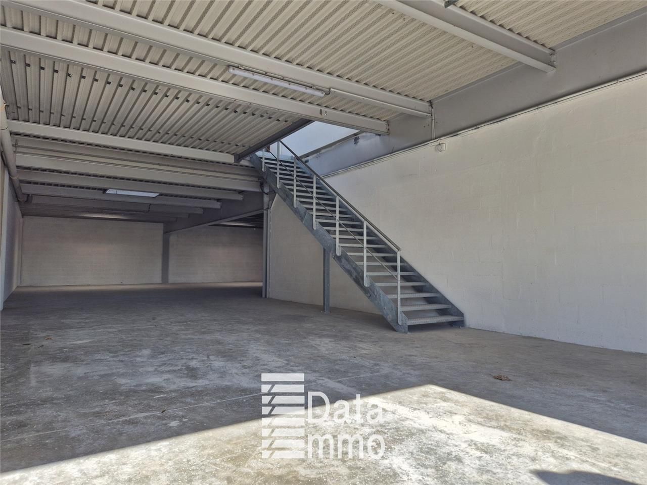 Location entrepôts 330 m² non divisibles