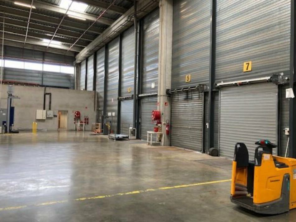 Location entrepôts 17480 m² non divisibles