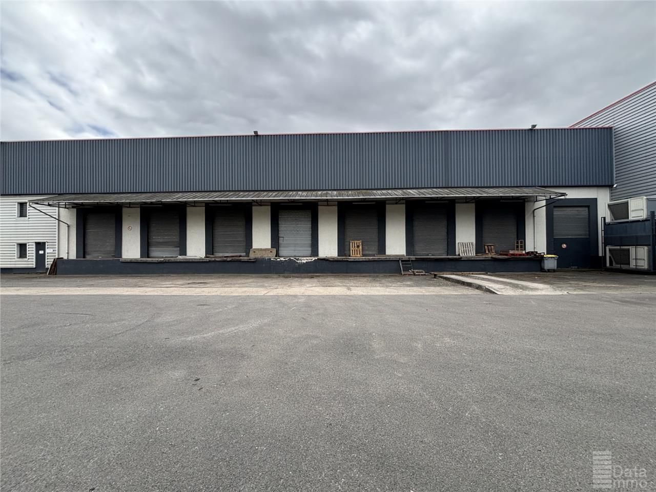 Location entrepôts 2100 m² non divisibles