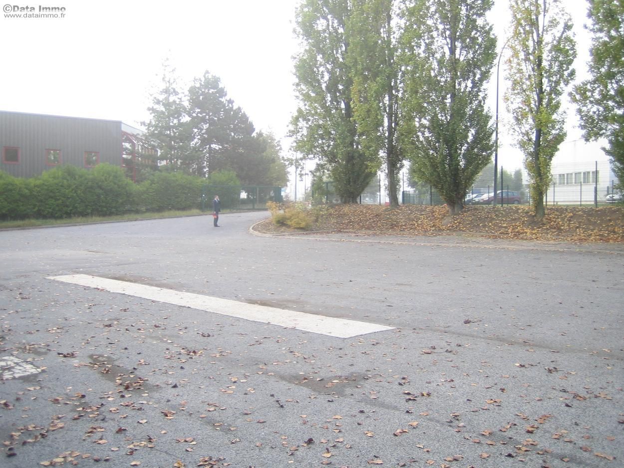 Location entrepôts 2100 m² non divisibles