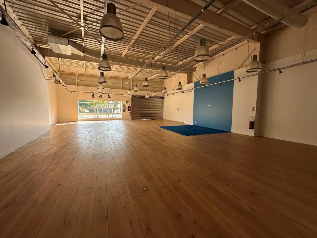 Location entrepôts 409 m² non divisibles
