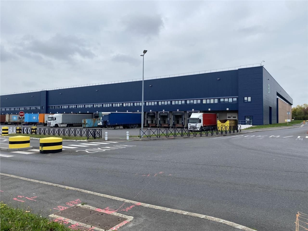 Location entrepôts 6152 m² non divisibles