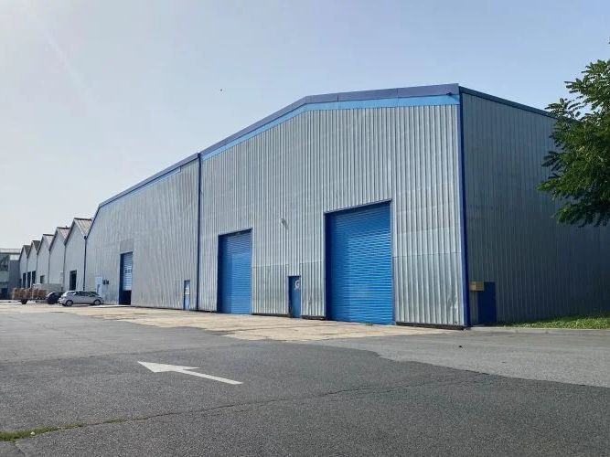 Location entrepôts 2800 m² non divisibles
