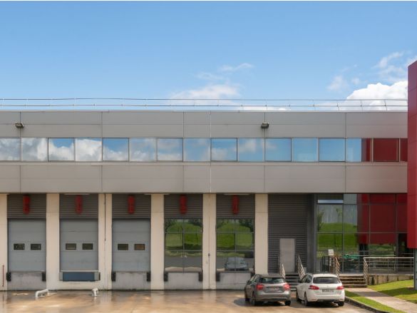 Location entrepôts 8577 m² non divisibles