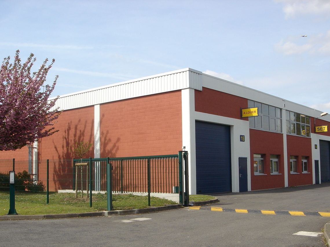 Location entrepôts 576 m² non divisibles
