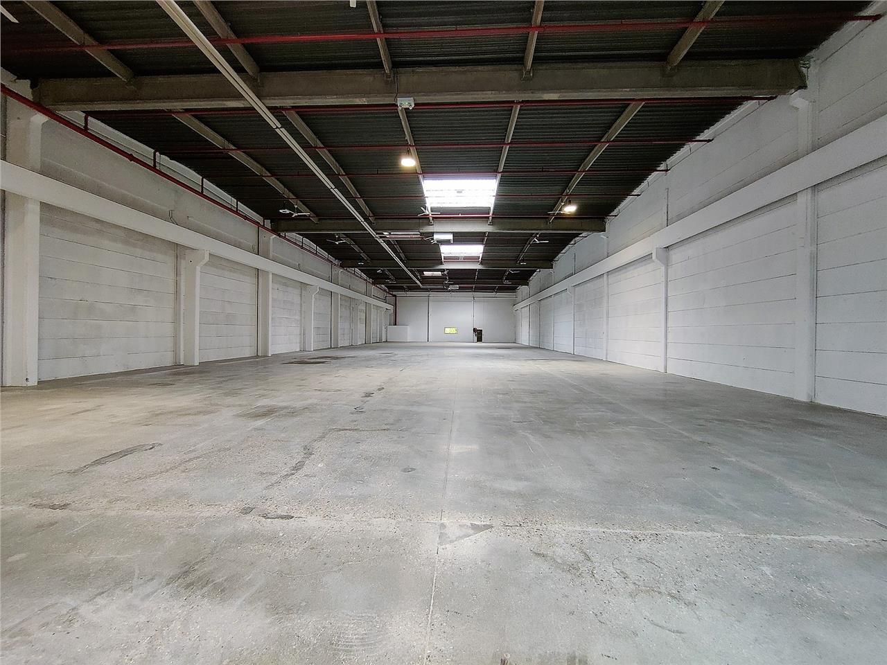 Location entrepôts 1555 m² non divisibles