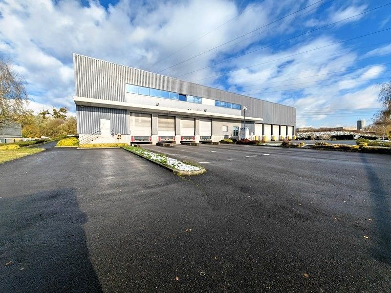 Location entrepôts 3668 m² non divisibles