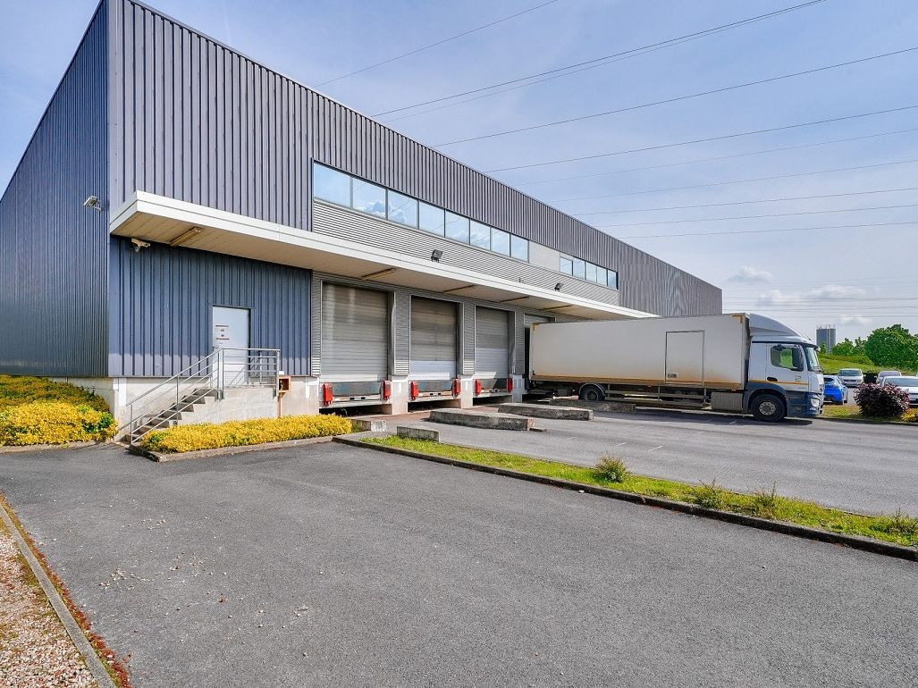 Location entrepôts 3668 m² non divisibles