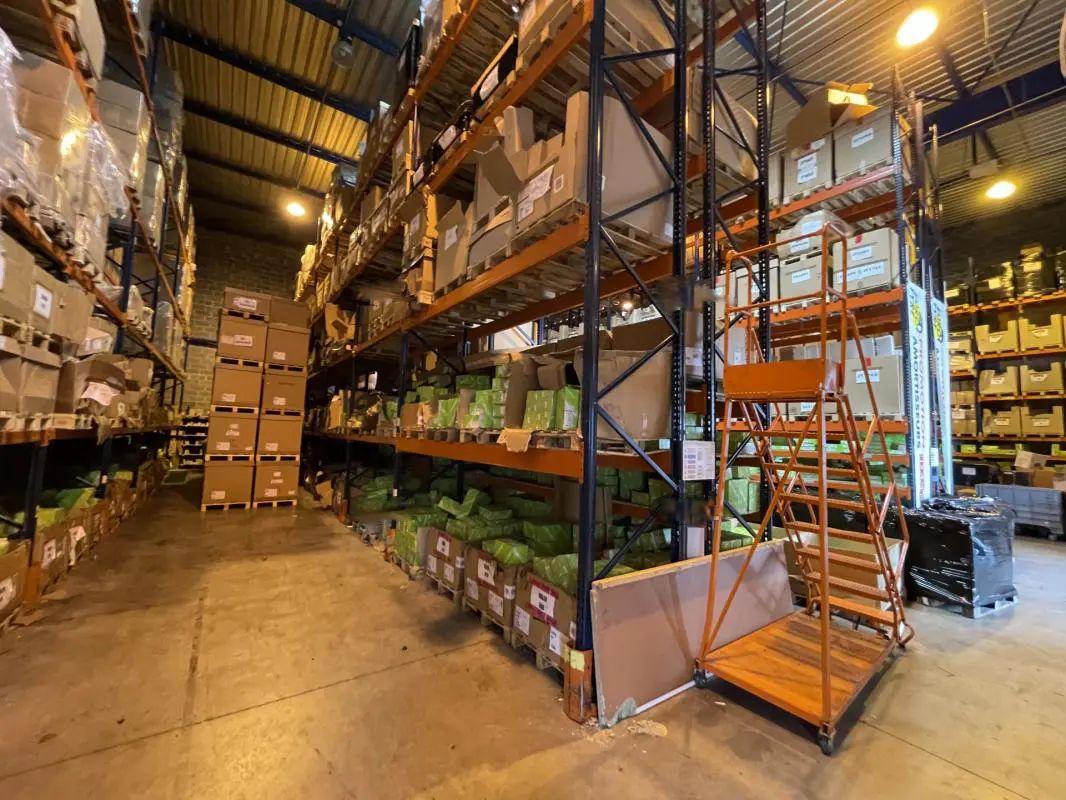 Location entrepôts 1759 m² non divisibles