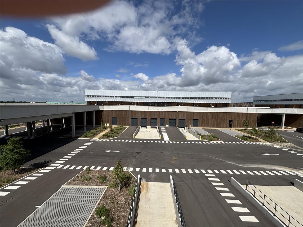 Location entrepôts 8215 m² non divisibles