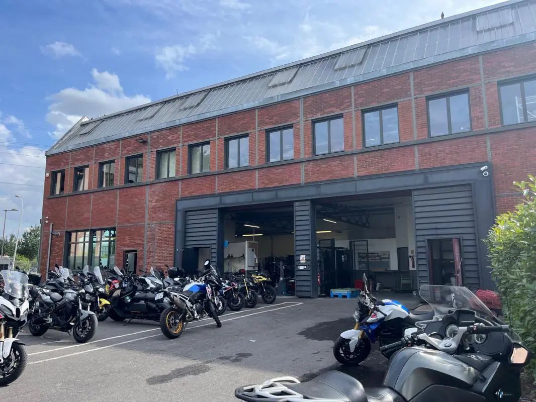 Location entrepôts 1260 m² non divisibles