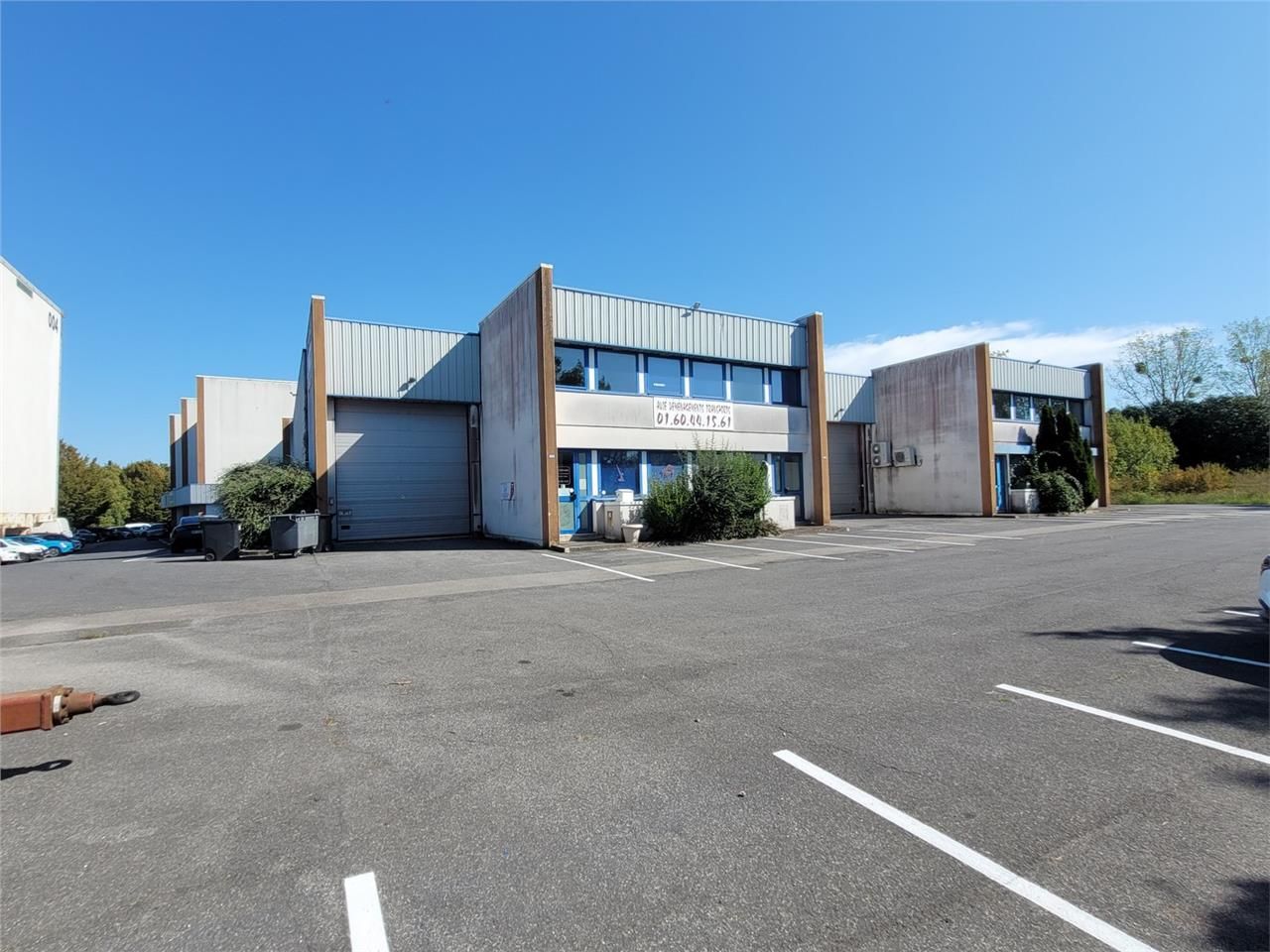 Location entrepôts 1577 m² non divisibles