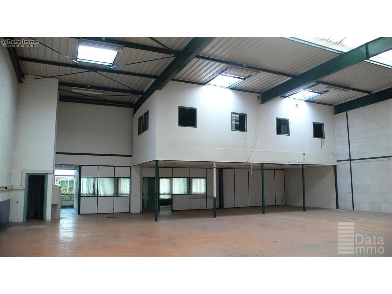 Location entrepôts 734 m² non divisibles
