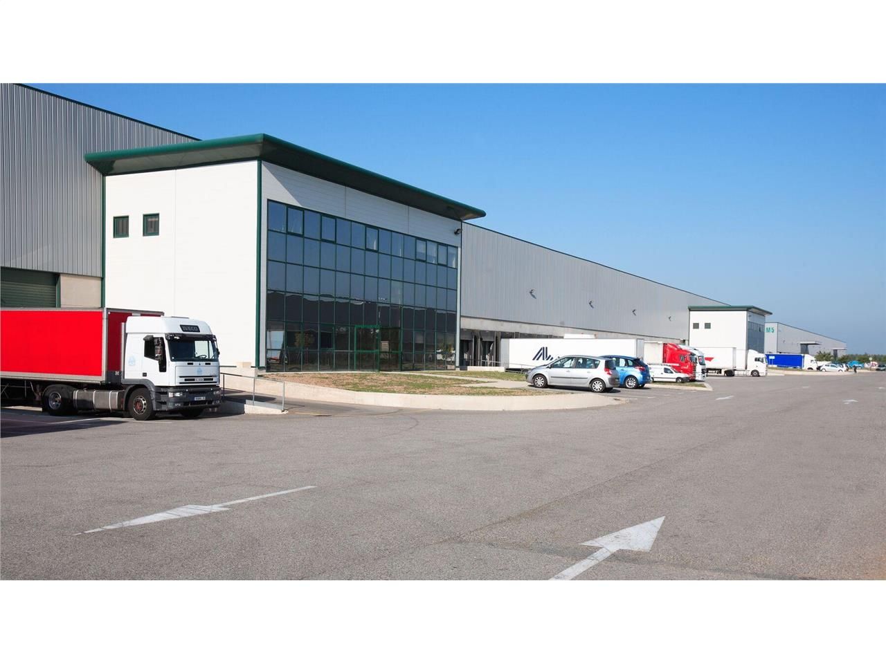 Location entrepôts 6751 m² non divisibles